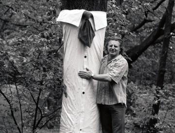 3 Milan Knížák, Freundschaft mit einem Baum, 1980