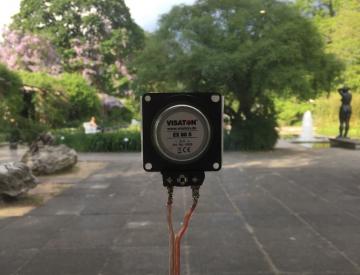 10 Schallwandler nutzen die Scheiben das Pavillons als Resonanzfläche