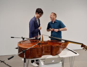 8 Michael Maierhof (re.) im Gespräch mit Caleb Salgado