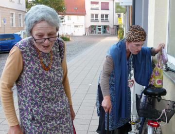 Ilse & Margarete auf dem Weg in den Sprachladen