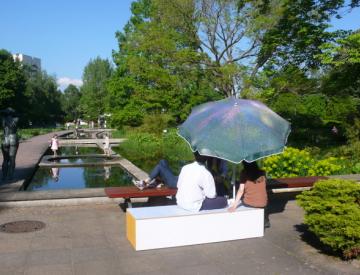 1 Sitzbank mit Sonnenschirm für Besucher 