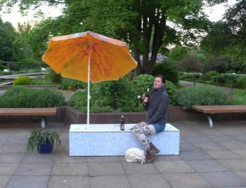 15 Besucherin im Foerster-Garten vor dem Pavillon