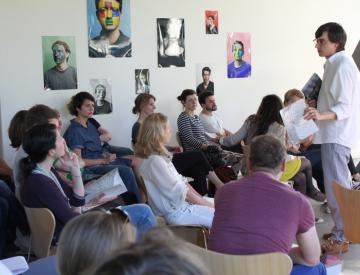 5 Manuel Raeder präsentiert seine Publikationen