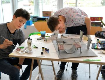 3 Schüler einer 9. Klasse des Hannah-Arendt-Gymnasiums beim Modellbau