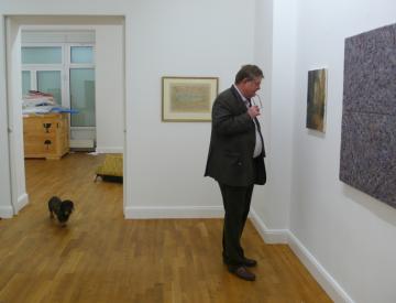3 Jochen Kienzle während der Ausstellungshängung